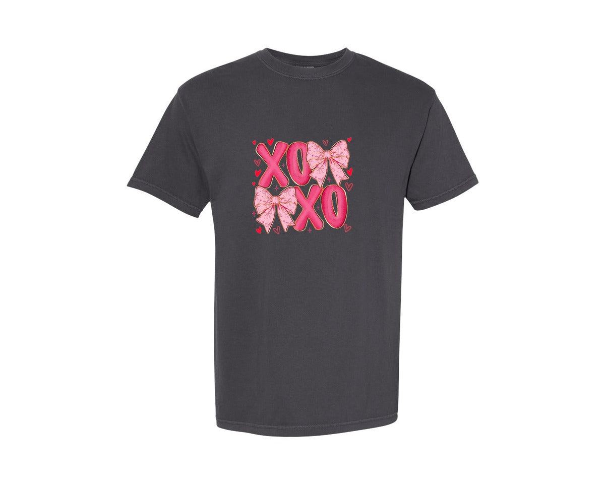 brand:Comfort Colors|color:Graphite|Latch Hook Yarn Bow Xoxo Graphic T-Shirt