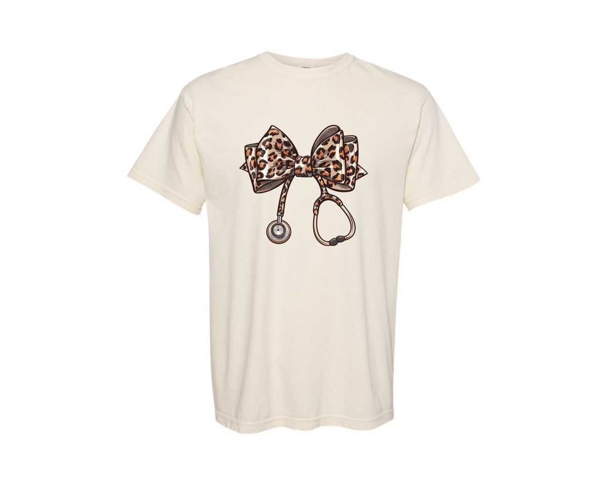 brand:Comfort Colors|color:Ivory|Leopard Print Stethoscope Bow Graphic T-Shirt