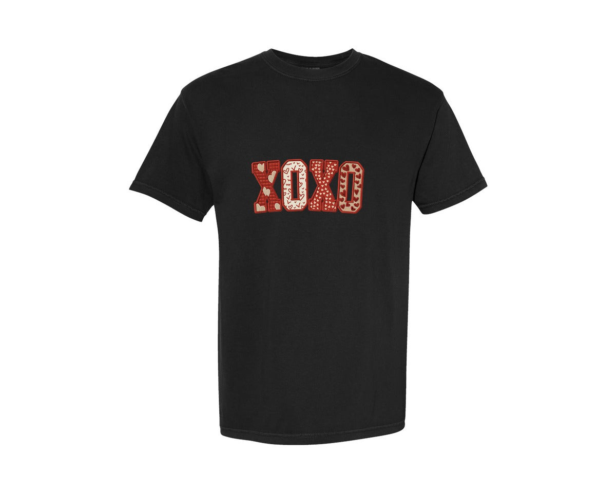 brand:Comfort Colors|color:Black|Faux Yarn Crochet Valentine Xoxo Graphic T-Shirt