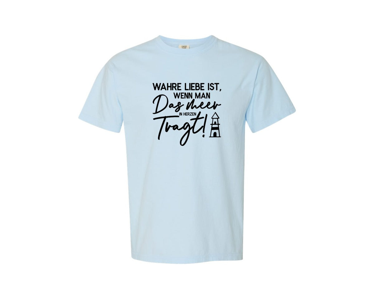 brand:Comfort Colors|color:Chambray|Wahre Liebe Ist Wenn Man Das Meer In He Graphic T-Shirt