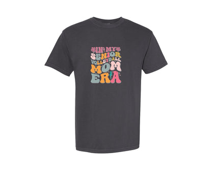 brand:Comfort Colors|color:Graphite|In My Senior Volleyball Mom Era Graphic T-Shirt