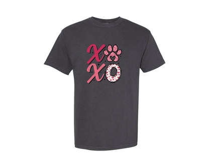 brand:Comfort Colors|color:Graphite|Xoxo Paw Valentine Dog Mom Graphic T-Shirt