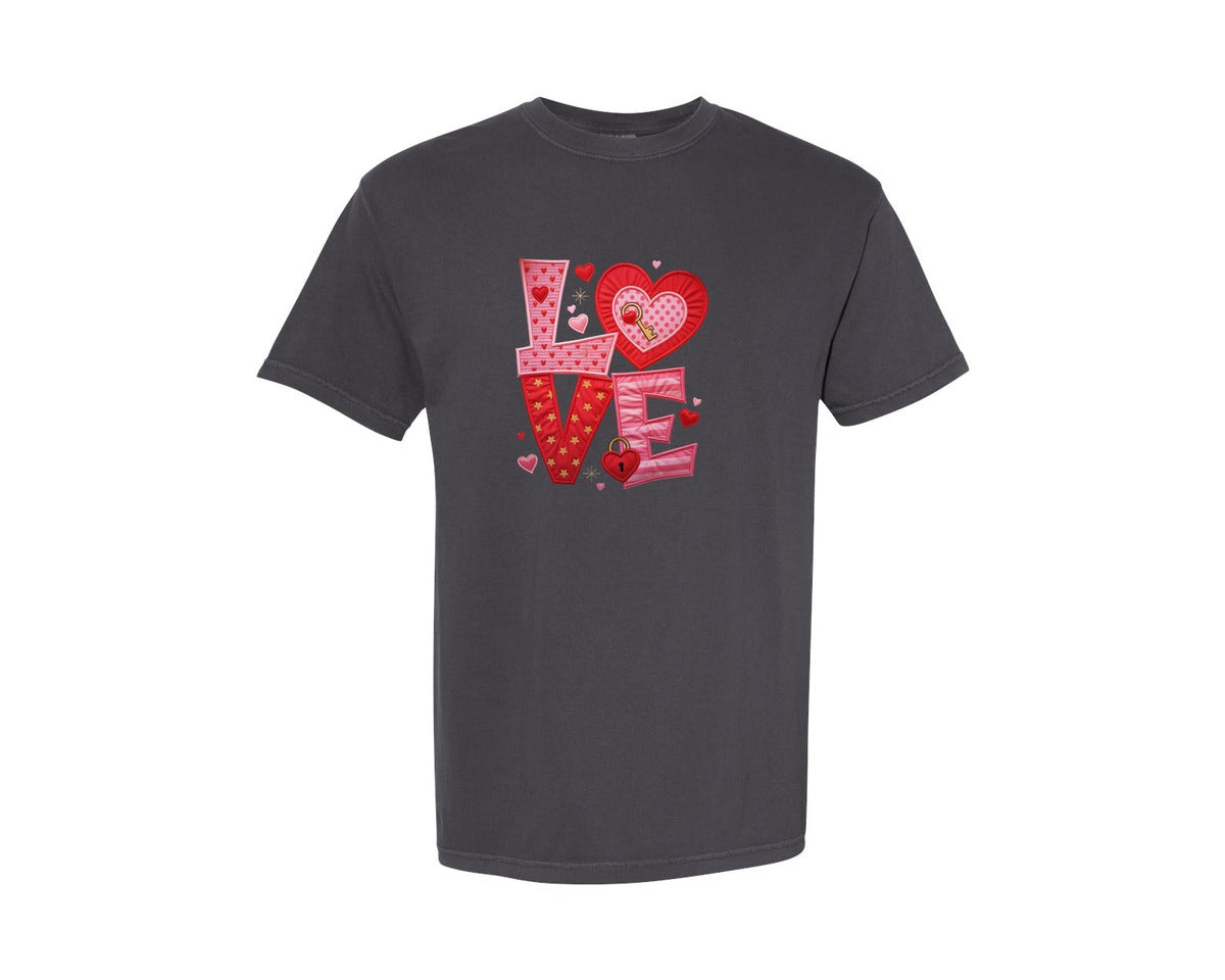 brand:Comfort Colors|color:Graphite|Love Heart Faux Yarn Graphic T-Shirt