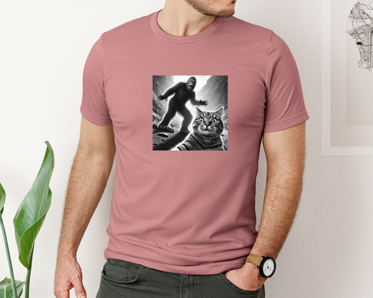 Scared Cat Selfie With Sasquatch Bigfoot Graphic T-Shirt