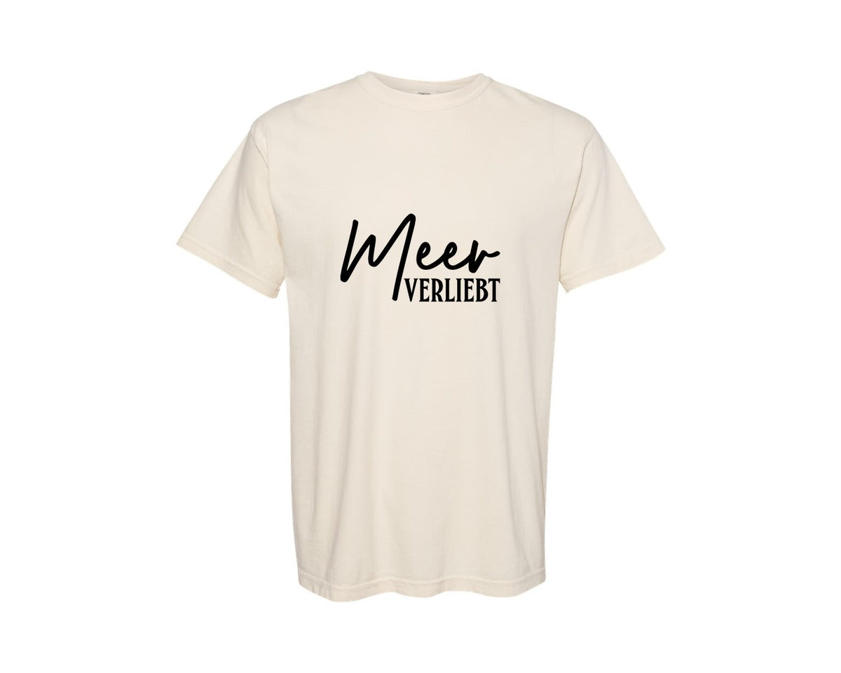 brand:Comfort Colors|color:Ivory|Meer Verliebt Graphic T-Shirt