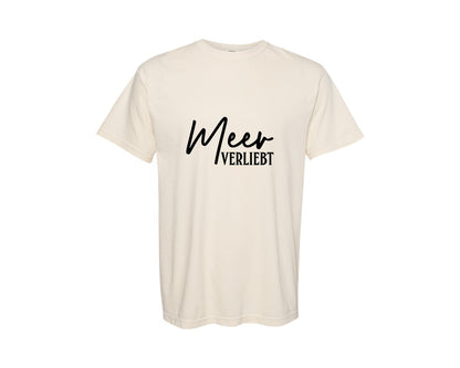 brand:Comfort Colors|color:Ivory|Meer Verliebt Graphic T-Shirt