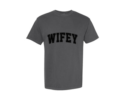 brand:Comfort Colors|color:Pepper|Wifey Retro Varsity Graphic T-Shirt