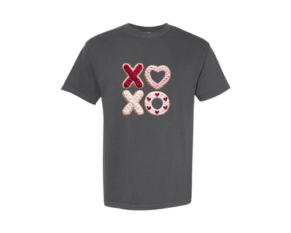 brand:Comfort Colors|color:Pepper|Faux Yarn Crochet Xoxo Valentines 2 Graphic T-Shirt