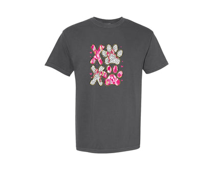brand:Comfort Colors|color:Pepper|Xoxo Valentines Day Coquette Dog Paw Graphic T-Shirt