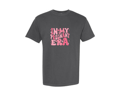 brand:Comfort Colors|color:Pepper|Fun Pink Pregnancy Announcement Shirt De Graphic T-Shirt
