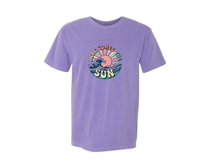brand:Comfort Colors|color:Violet|Here Comes The Sun Summe Retro Graphic T-Shirt